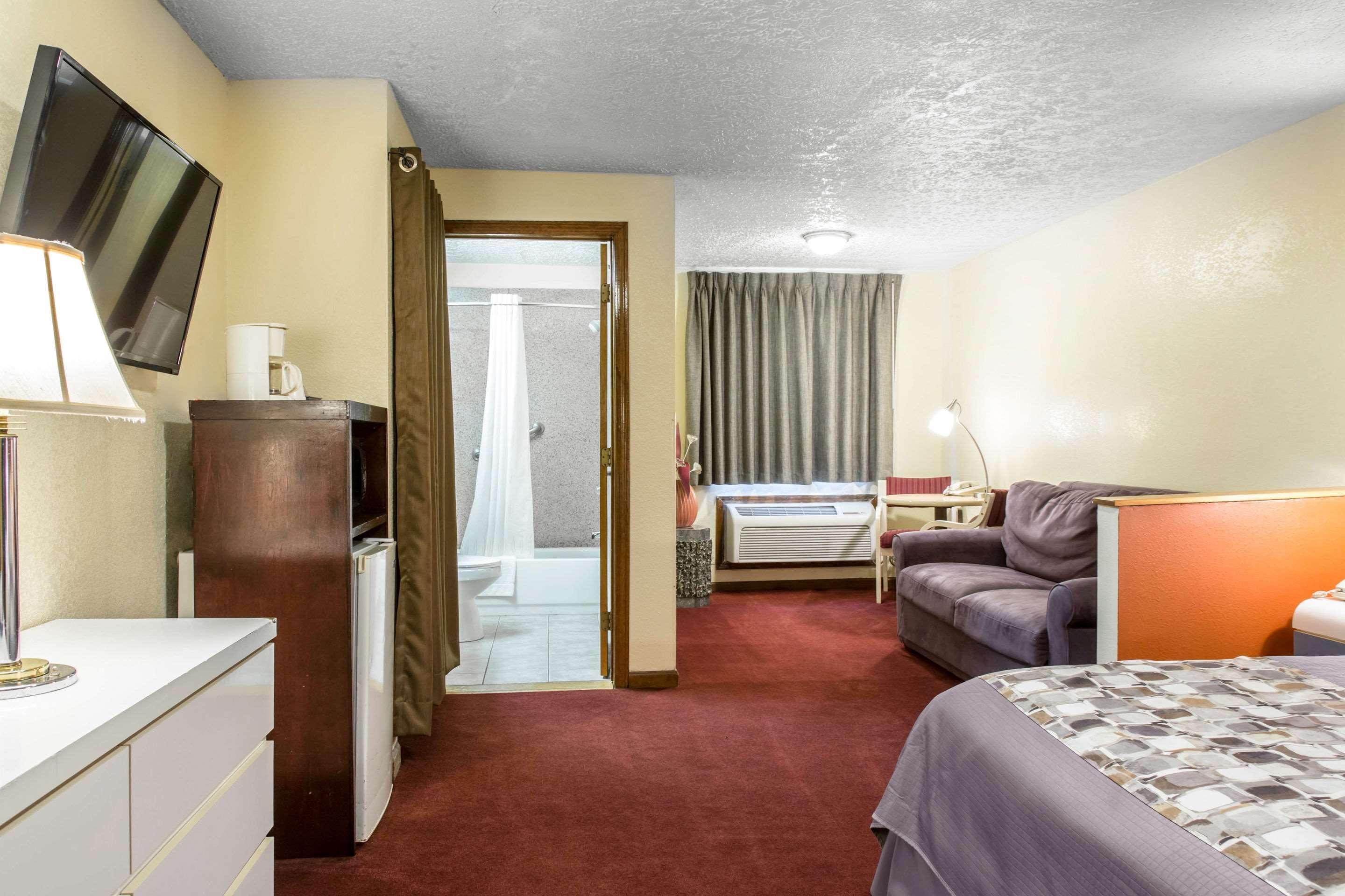Rodeway Inn & Suites Branford - Guilford Extérieur photo